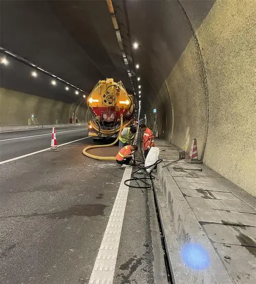 凤凰隧道排水渠清淤